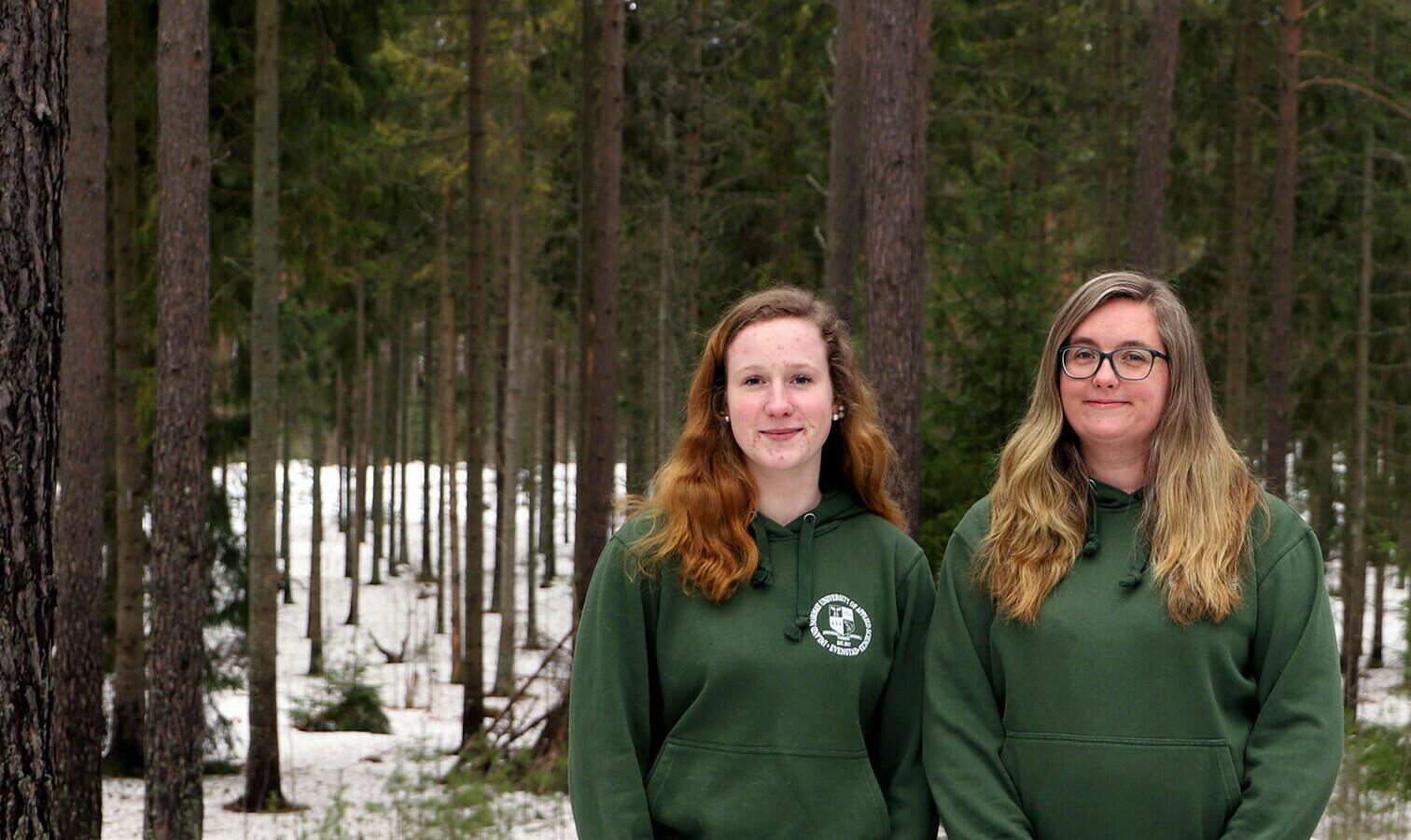 TRIVES GODT I SKOGEN: Christina Anouk Holtslag fra Våler og Marita Myrene fra Trysil liker seg godt på Evenstad og i jobb i skogen.