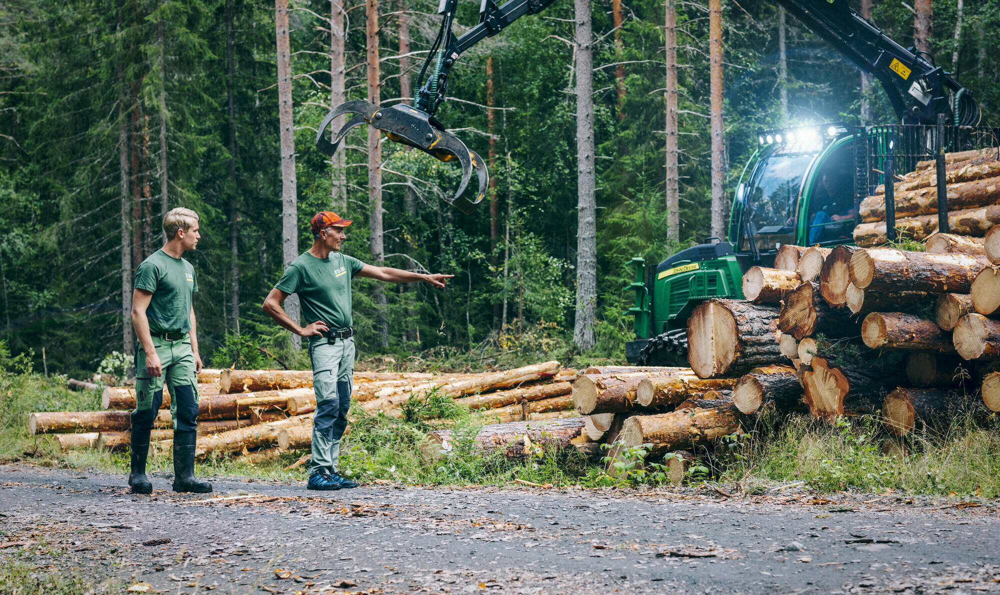 SB Skog tar seg av alt som skjer i skogen - her ser vi to ansatte i arbeid med hogst.
