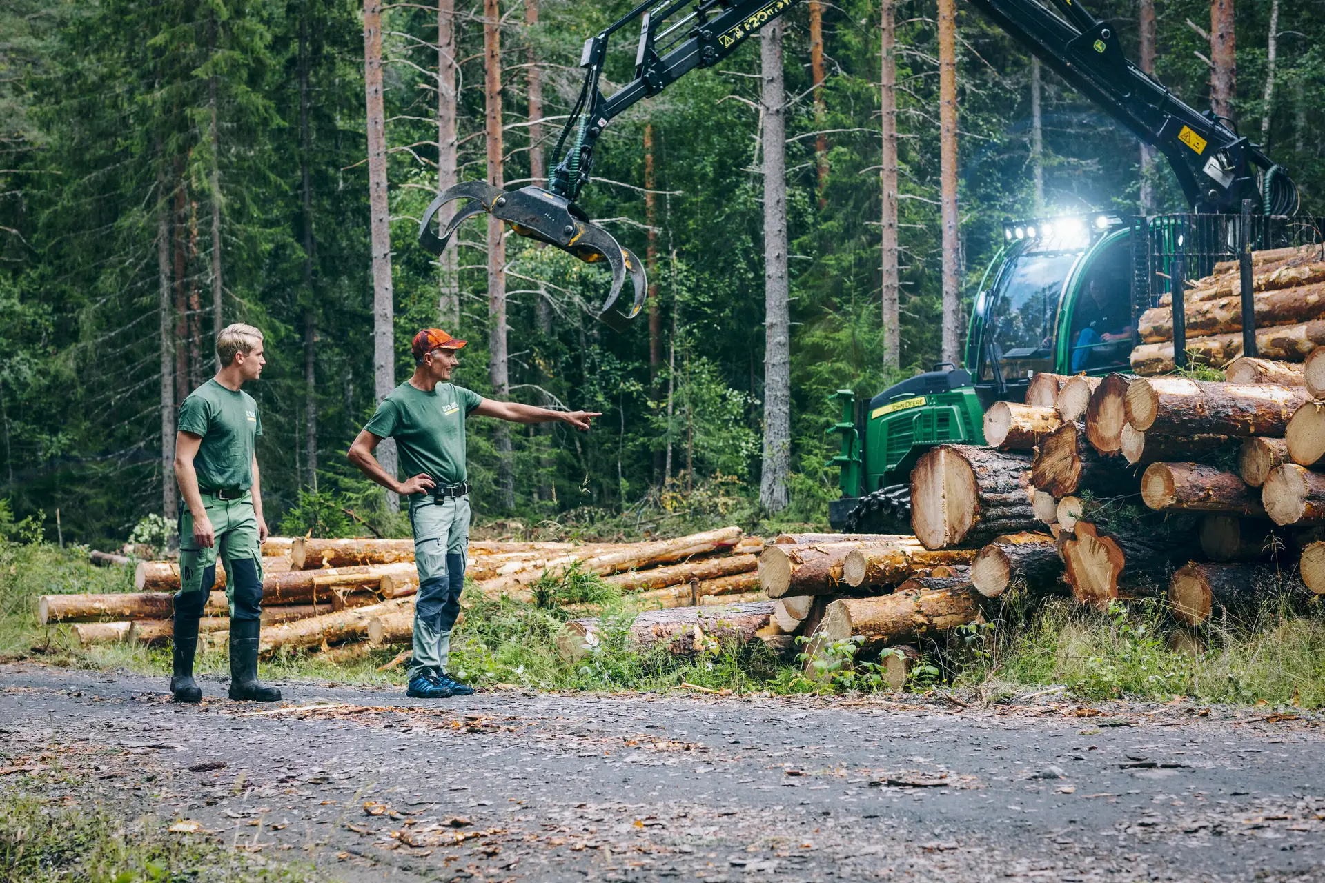 SB Skog tar seg av alt som skjer i skogen - her ser vi to ansatte i arbeid med hogst.