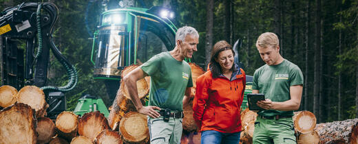 SB Skog ansatte hjelper skogeier med å finne beste løsning for hennes skog.